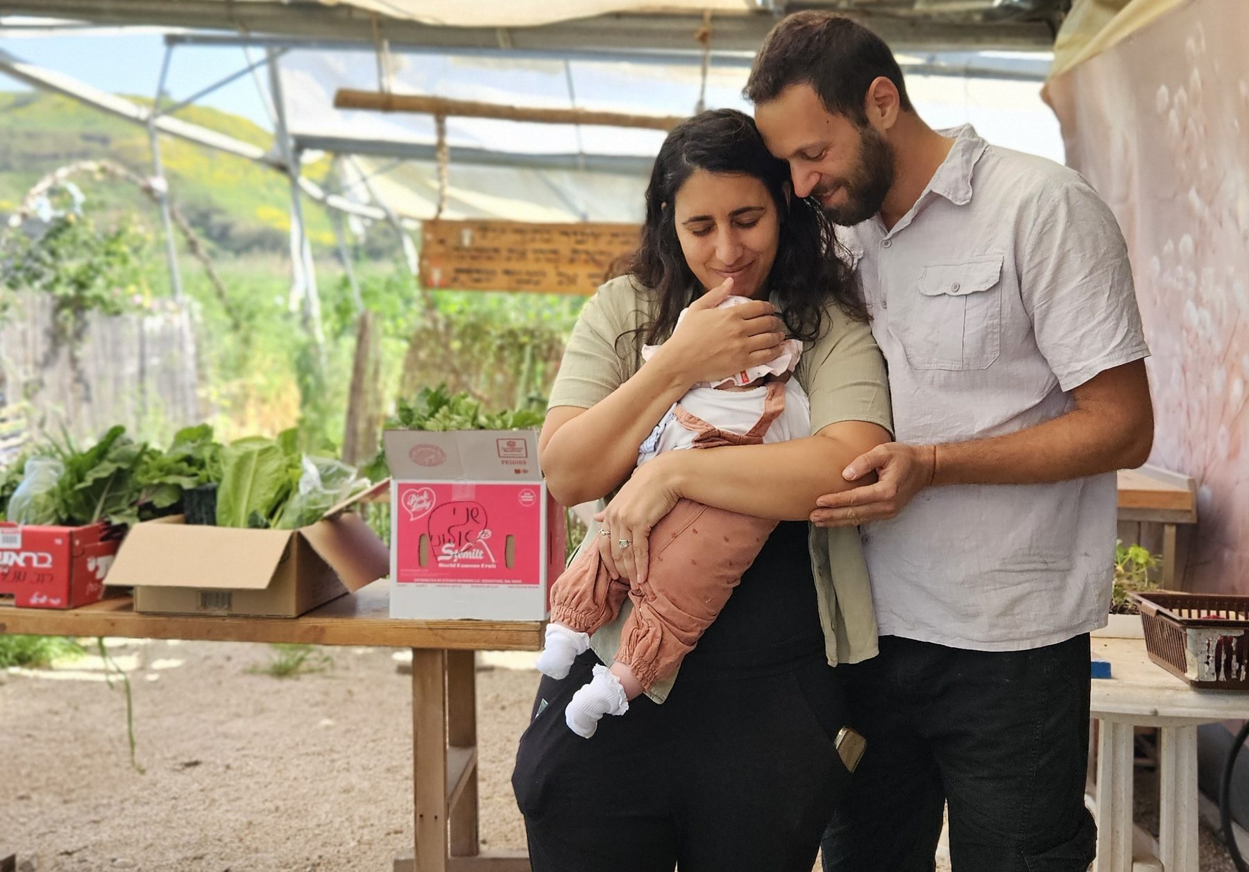 ההורים עם התינוקת בחוות נופר